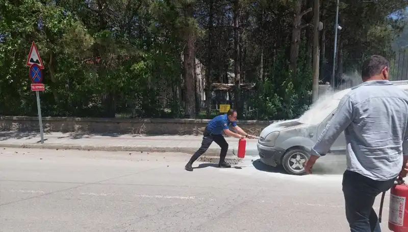 Emniyet Binasının Önünde Yangın! Araç Alev Alev Yandı, Polis Anında Müdahale Etti