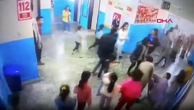 Okulda Bayılan Öğrenciyi Müdür Yardımcısı Kurtardı: Dram dolu anlar!