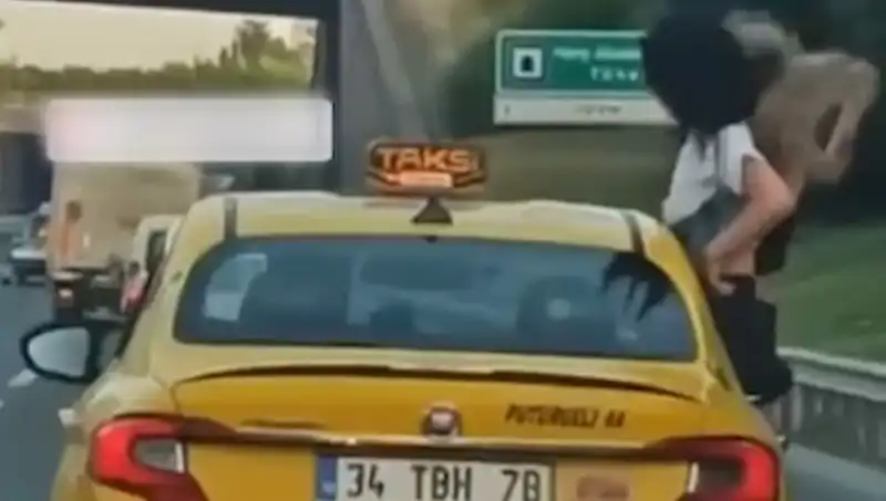 TEM Otoyolu'nda Taksiden Düşen Gençlerin Şok Eden Görüntüsü