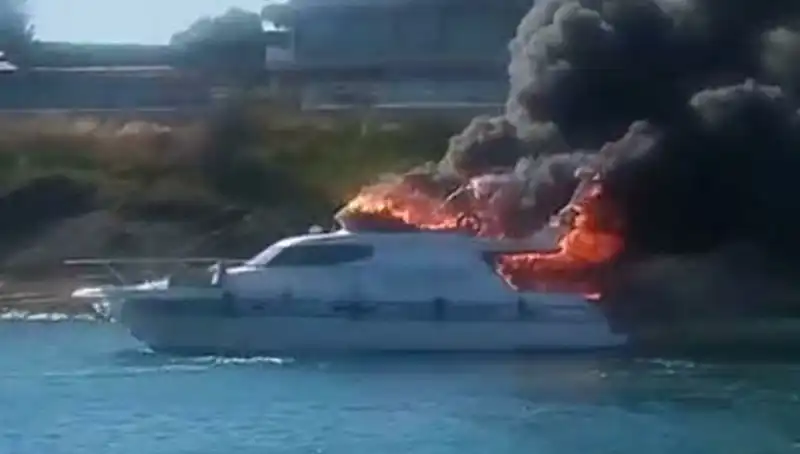 Çeşme Marina'da Korkutan Yangın: Motoryat Alev Alev Yarandı