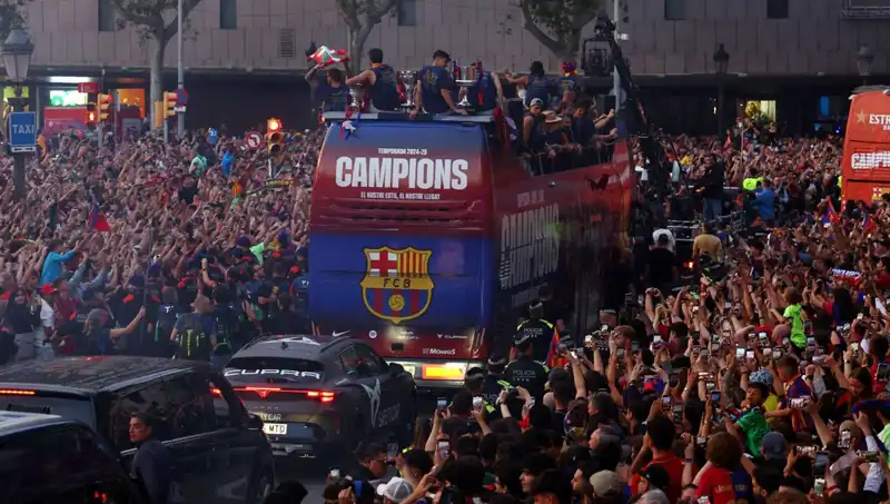 Barcelona Futbol Takımı, Taraftarları ile Unutulmaz Bir Buluşma Gerçekleştirdi