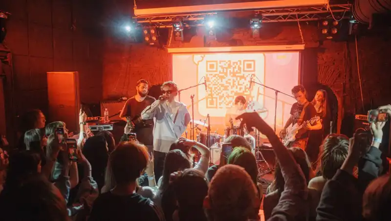 Savaş Ortasında Hayat: Bir Şehirde Saldırı ve Konser Aynı Anda Gerçekleşti