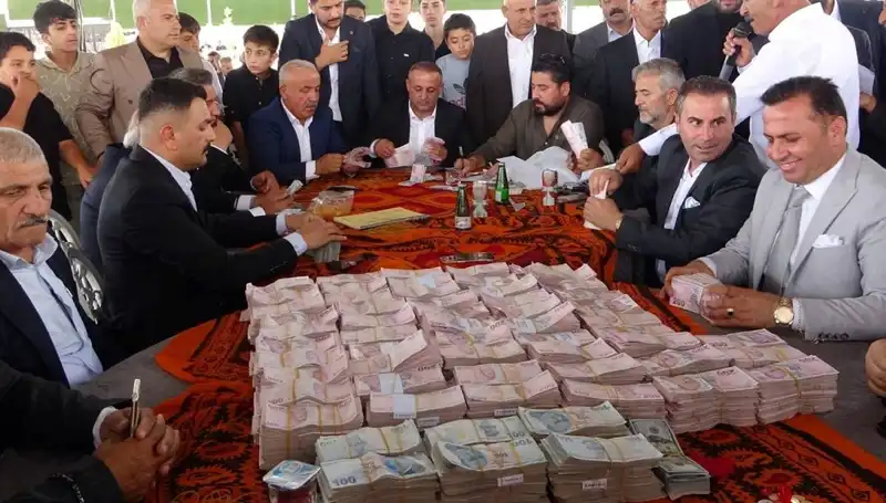 Takı Töreni 4 Saat Süren Aşiret Düğününde Altın ve Servet Yağmuru