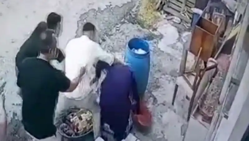 Başakşehir’de Bidon Kavgası: Baba ve Oğul, 58 Yaşındaki Kadını Darp Etti