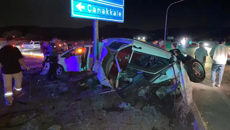 Çanakkale'de Trafik Kazası: İki Otomobil Çarpıştı, Çok Sayıda Yaralı Var