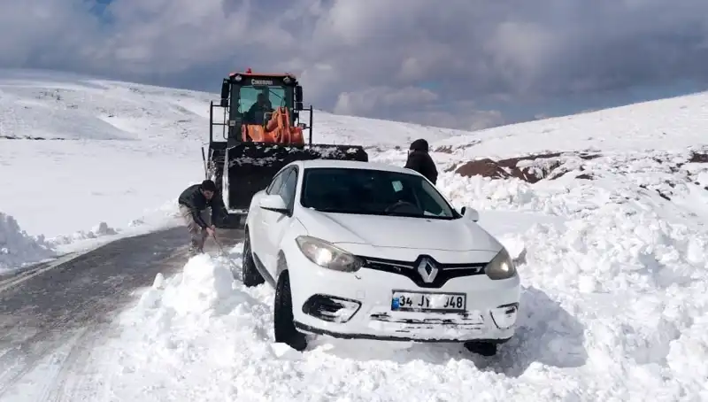 Muş'ta Kar Fırtınası 60 Kişiyi Mahsur Etti, Kurtarma Çalışmaları Başladı
