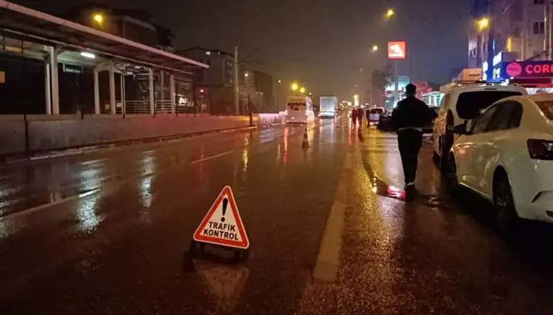Bursa'da Feci Kaza: Polislere Çarpan Kamyonet Panik Yarattı