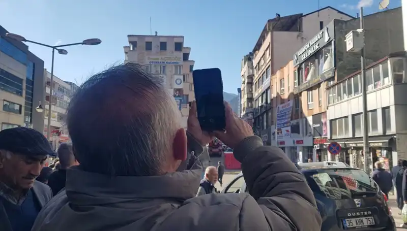 Çatıya Çıkan Kişiye Yakınlaşmak İçin Yarışan Kalabalık Olayı Sosyal Medyada Gündem Oldu