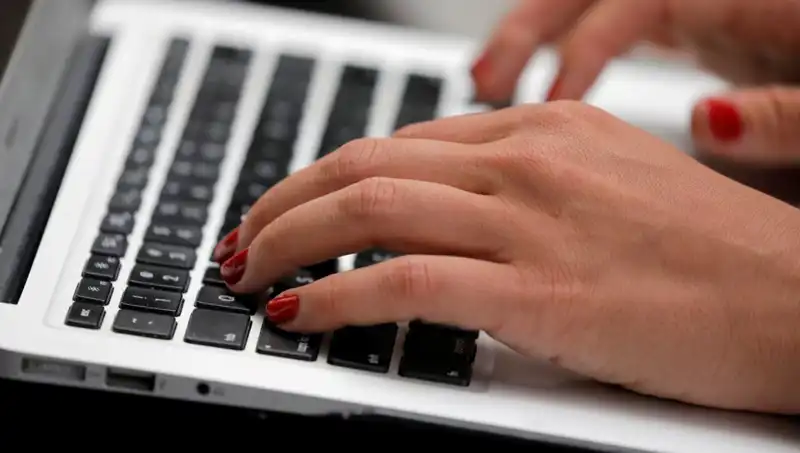 Laptop Mikrofon Tehlikesi: Kapalıyken Bile Dinlenme Riski Var!