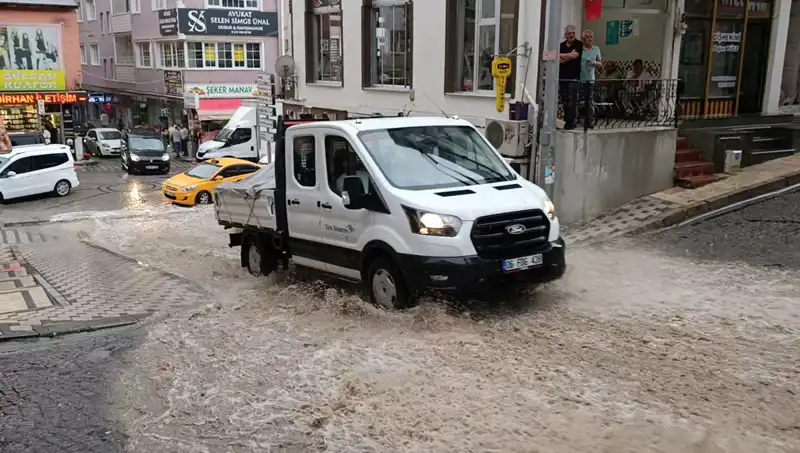 10 Dakikada Yaşanan Sağanak Yağış Şehirde Su Baskınları Yaratıdı!