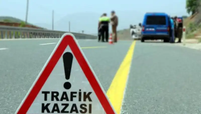 Otomobil ve Kamyonun Çarpıştığı Kaza: Hayatını Kaybedenler ve Yaralılar Var