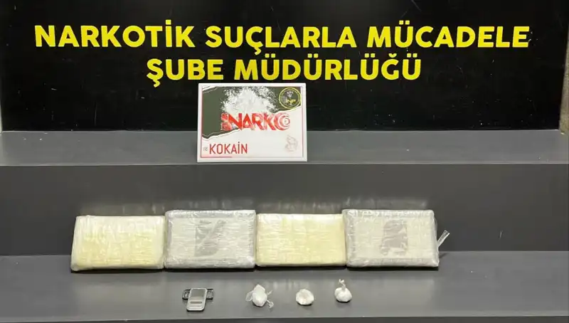 İzmir'de Şok Uyuşturucu Operasyonu: 10 Gözaltı ve Kilolarca Madde Ele Geçirildi
