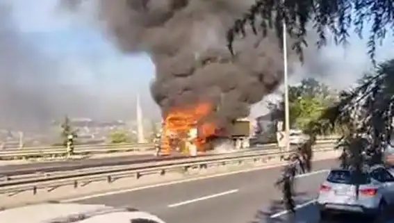 D-100 Kara Yolu'nda Tır Yangını Trafiği Felç Etti: Detaylar Burada
