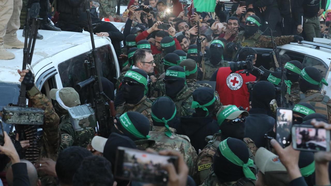 Hamas, İsrail'in 3 Kadın Esirini Kızılhaç'a Teslim Etti