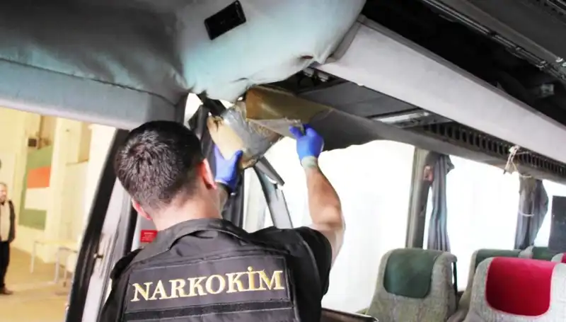 Sınırdan Geçen Otobüste 77 Kilo Uyuşturucu Yakalandı