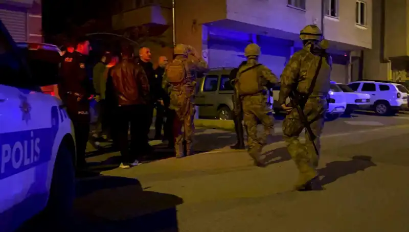 Korku Dolu Anlar: Balkondan Tüfekle Ateş Açtı, Polis Geldiğinde Kendini Kilitledi