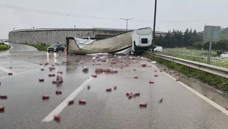 TIR Devrildi! Yolda İçkiler Saçıldı, Gözler Olay Yerine Çevrildi