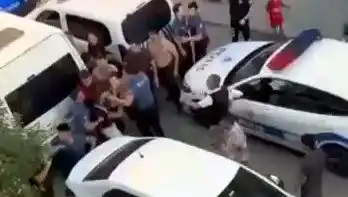 Sosyal Medyada Patlak veren Kavga Sokakları Sarmaladı: 4 Yaralı, 2 Polis Ağıra İhtiyaç Duyuyor