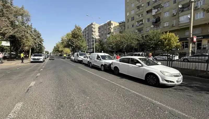 Diyarbakır'da Feci Trafik Kazası: 5 Araç Birbirine Girdi