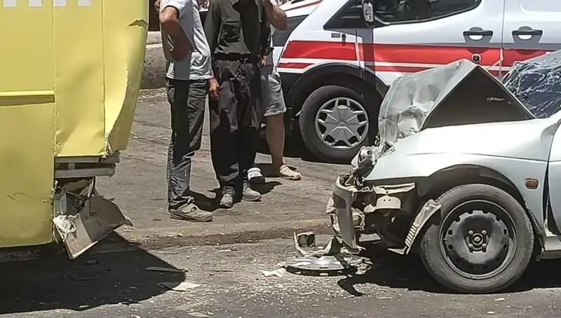 İstanbul'da Halk Otobüsü ile Araç Çarpıştı: İki Yaralı, Kaza Anı Kamerada