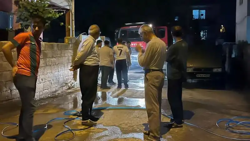 Park Halinde Yangın: Araç Alev Alev Yandı, Olay Anı Kamerada