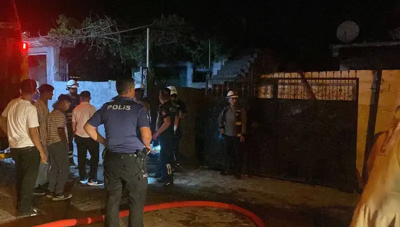 Ailesinin Evini Yakan Genç Linçten Son Anda Kurtarıldı!