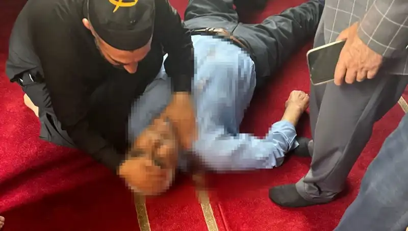 Camide Namaz Kılarken Bıçaklanan Adam Hayatta Kalma Mücadelesi Veriyor