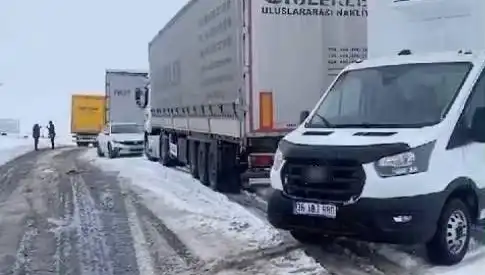 Kars-Ardahan Karayolunda Kar Yağışı Etkisini Gösterdi: TIR'lar Kara Saplandı
