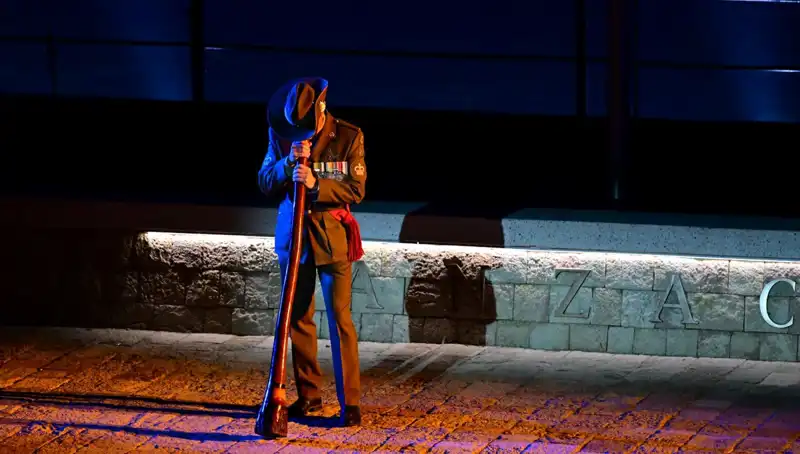 Anzak Koyu'nda Unutulmaz "Şafak Ayini" Coşkulu Bir Törenle Gerçekleşti