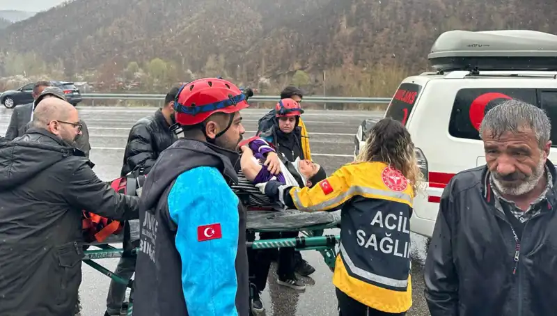 Otomobil İstitinat Duvarına Çarptı: 5 Kişi Yaralandı