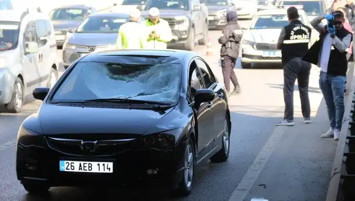Polis Kimlik Sordu, Genç Birey Köprüden Atlayarak Aracın Üzerine Düştü