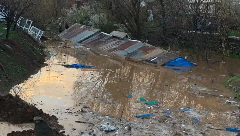 Bingöl’de Şiddetli Sağanak Yağış: Ahırlar Sular Altında Kaldı