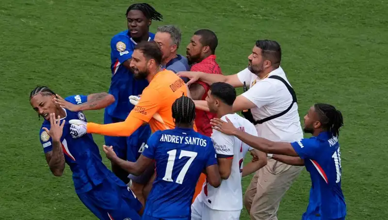 Futbol Savaşında Son Perde: Teknik Direktör ve Oyuncu Arasında Yumruk Yumruğa Kavga!