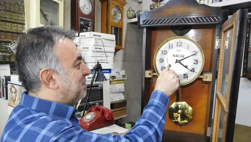 Tarihi Saatlerin Ustası: 10 Metrekarelik Dükkanında Zamana Direniyor