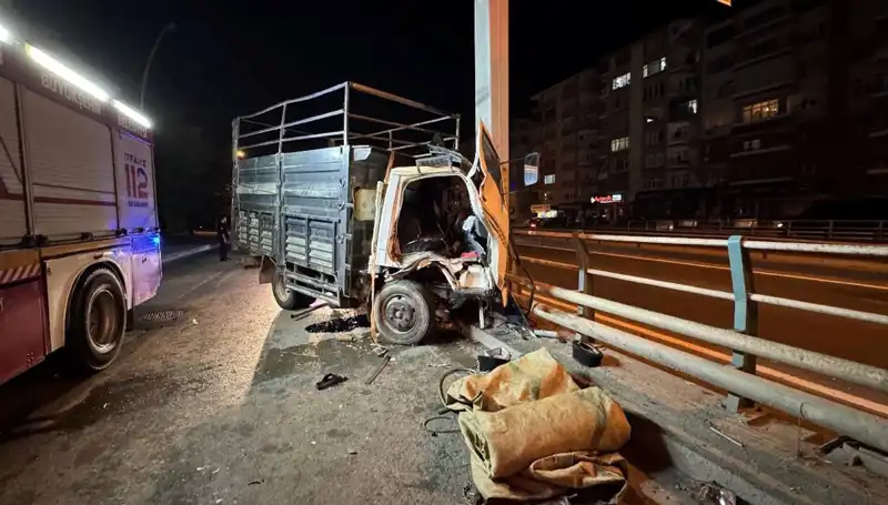 Kamyonet Yön Tabelasına Çarpınca Yaralanan Sürücünün Durumu Ciddi