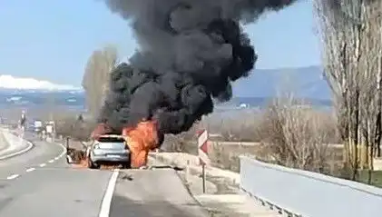 Kütahya'da Seyir Halindeki Otomobilde Korkunç Yangın: Olay Anı Hızla Yayılıyor