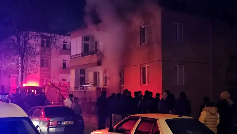 Çorum'da Apartman Yangını: Bodrum Katında 10 Kişi Dumandan Etkilendi!